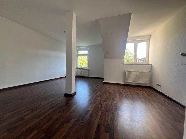 inkl. EBK - gemütliche Dachschrägen - Kirschbaum-Laminat! - Foto 1