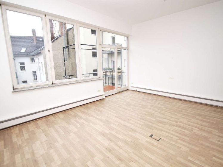 großzügige 3-Zi-Maisonette-Whg mit BALKON direkt am Markt - Photo 1