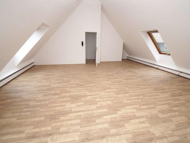großzügige 3-Zi-Maisonette-Whg mit BALKON direkt am Markt - Foto 1