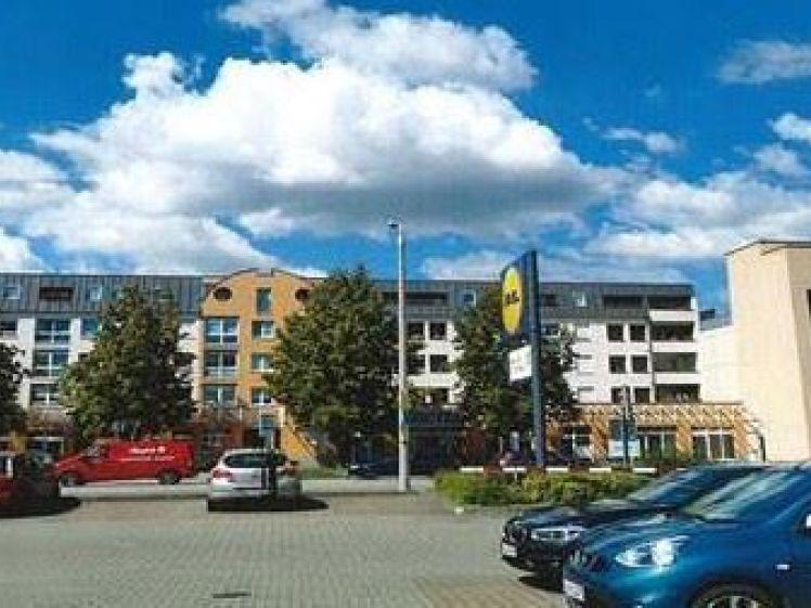 Großzügige DG 1-Zimmer mit EBK, Loggia, Wanne, Aufzug und Laminat in zentraler Lage! - Photo 1