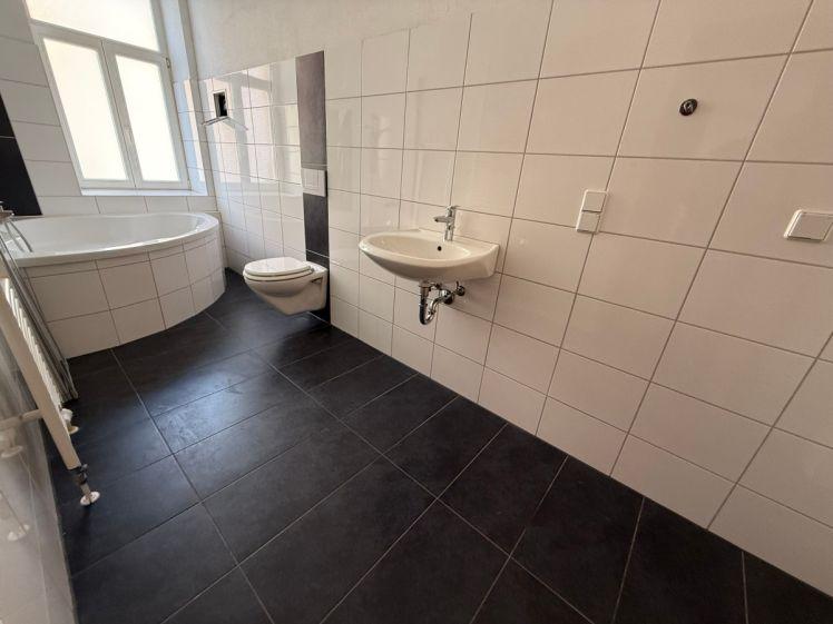 Frei ab 1.9. - 3. OG - Tageslichtbad - Eckbadewanne ! City-NAH !!! - Foto 1