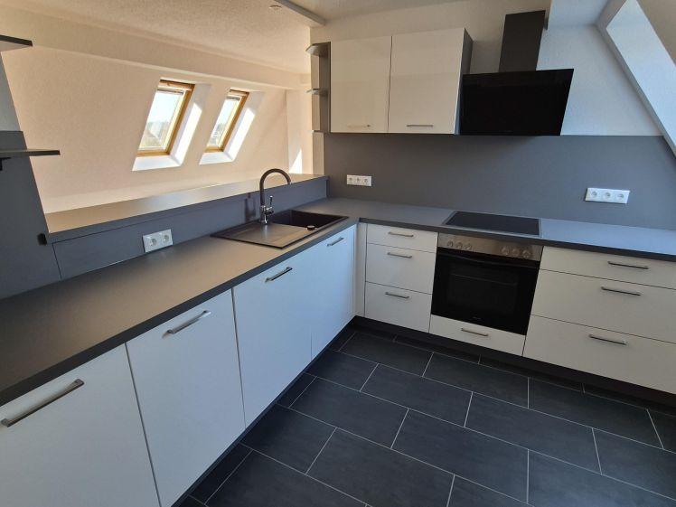 + + Top sanierte 4,0-Zimmerwohnung mit hochwertigem Bad und Top Einbauküche + + - Photo 1