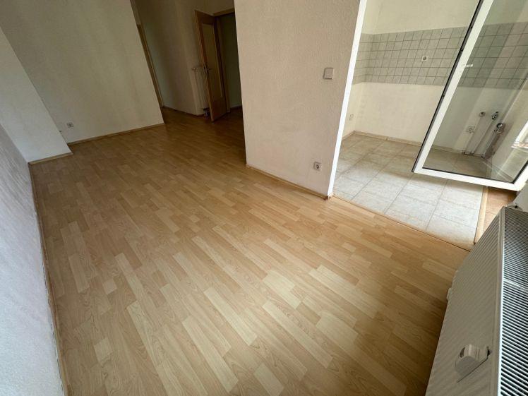 Frei ab Sofort - 2.OG + offene Küche + Bad mit Wanne ! - Foto 1
