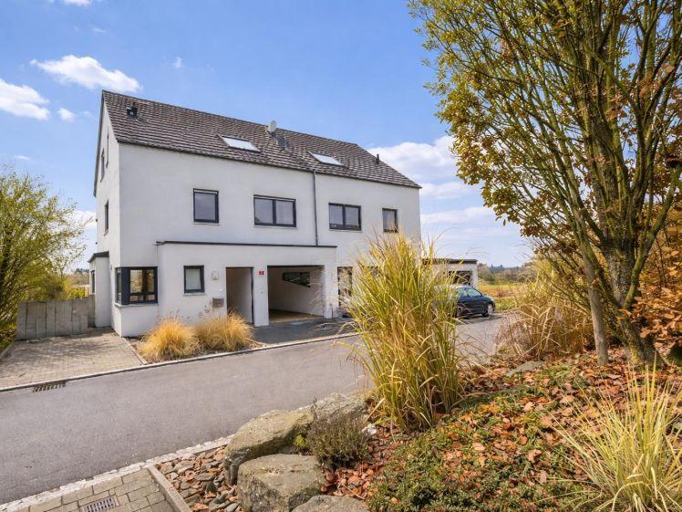 Holzgerlingen DHH - attached single family house! Available in June - Photo 1