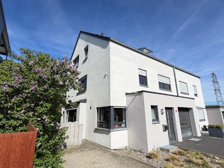 Holzgerlingen DHH - attached single family house! Available in June - Photo 1