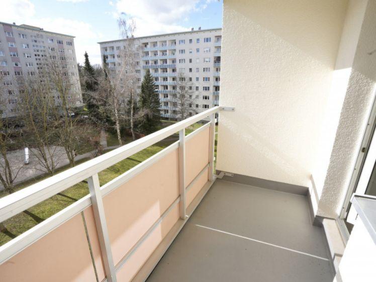 Balkon / Aufzug / Bad mit Fenster - Foto 1