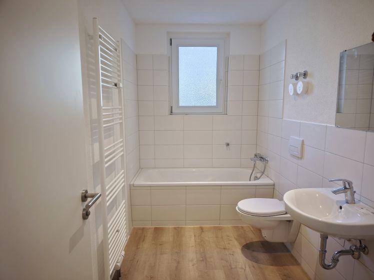 Komplett erneuert: Stilvolle 2-RW mit Balkon im ruhigen Merseburg-Süd - Photo 1