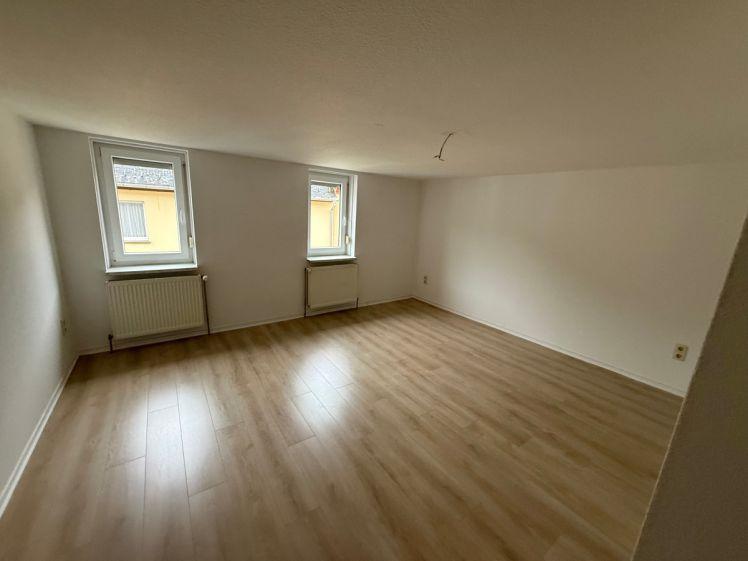 Helle 3-Raum-Wohnung im Zentrum von Auma und Stellplatz-Möglichkeit - Foto 1