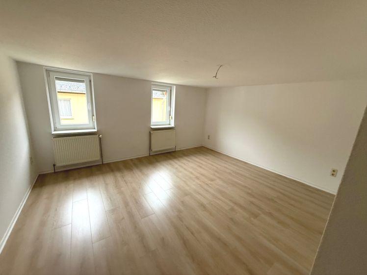 Helle 3-Raum-Wohnung im Zentrum von Auma und Stellplatz-Möglichkeit - Photo 1
