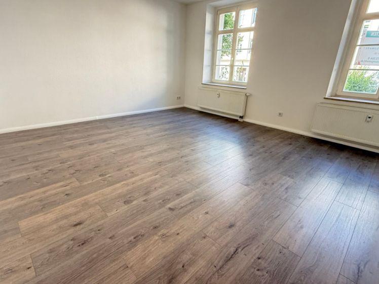 NEUES Laminat + Fliesen Küche - Bad mit Dusche u.v.m. - Foto 1