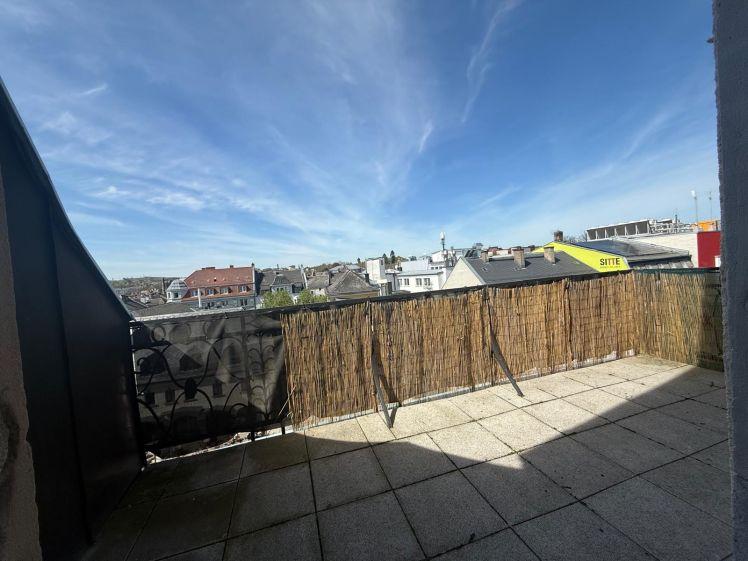Wohnen über den Dächern von Hof: Stilvolle 3-Zimmer-Wohnung mit zwei Balkonen & Einbauküche - sofort verfügbar - ca. 135m² - Photo 1