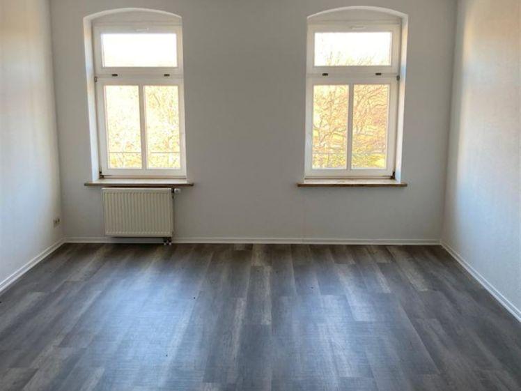 Am Park! Günstige 2,5-Zi. mit Aufzug, Laminat, Abstellraum und Dusche! - Foto 1