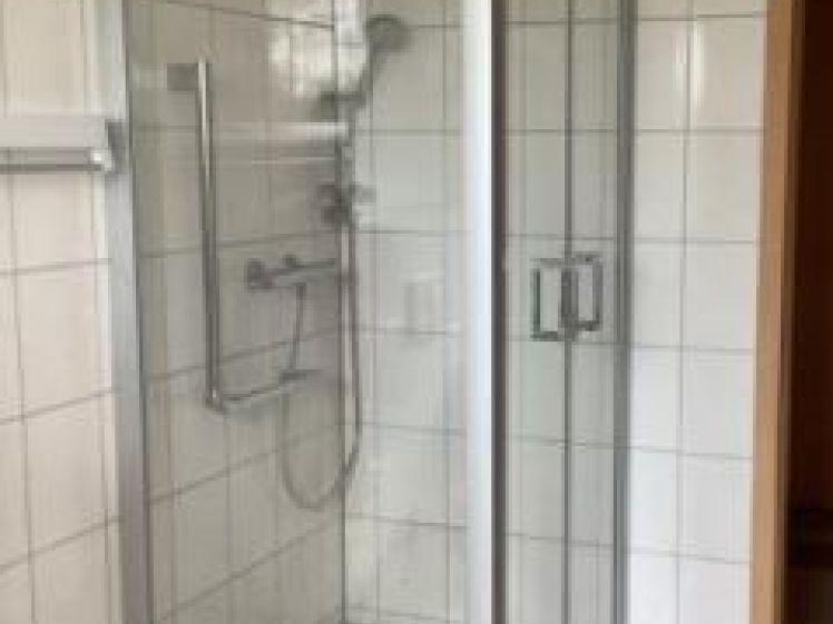 Geräumige 2-Raum-Wohnung mit DUSCHE ++ BALKON ++ ebenerdiger AUFZUG - Photo 1