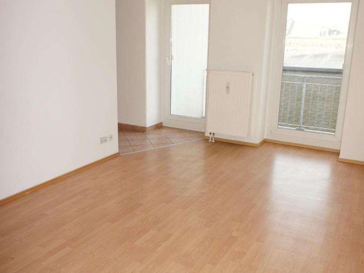 Laminat, halboffene Küche und Balkon ! im 3. OG - Foto 1