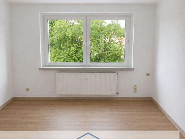 teilsanierte 3-Zimmer Wohnung im 2. OG im Pleißenweg, Neukirchen, beziehbar ab 01.08.2026 - Foto 1