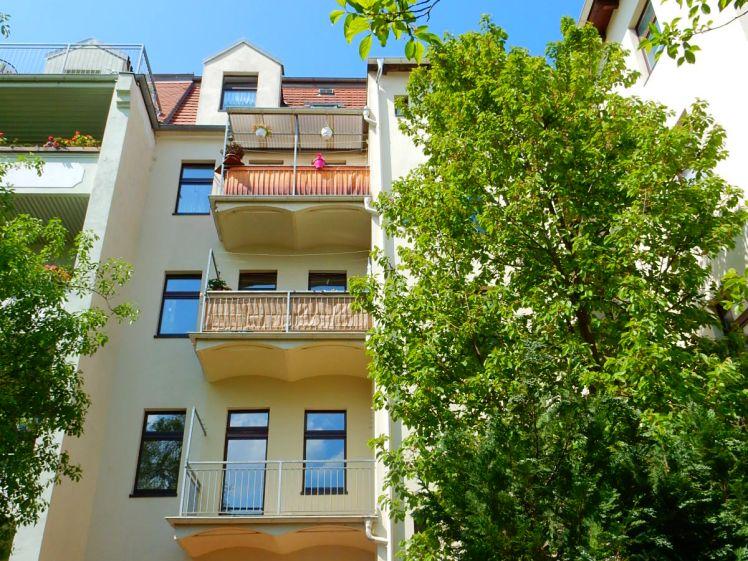 Altbau-Charme trifft Zentrumsnähe: Ruhige Oase mit Balkon & Einbauküche - Foto 1