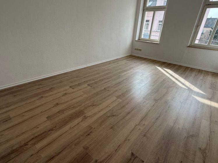 3. OG + Fußbodenheizung + großer Balkon + Bad mit Fenster - Foto 1