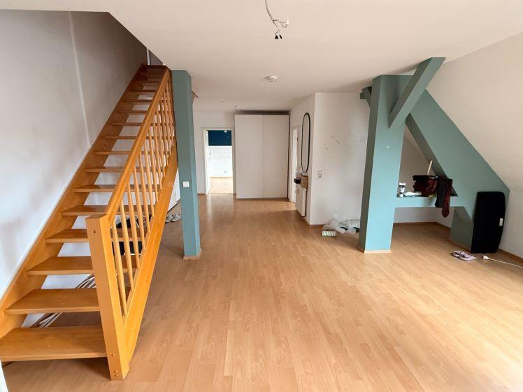 II 2- Raum Dachgeschoss Wohnung auf zwei Ebenen II sofort frei - Photo 1