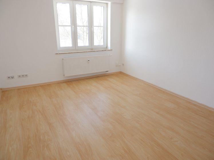 Frei ab 1.11.26 - 2. OG - Bad mit Fenster - modernes Laminat - Balkon an Küche - Photo 1