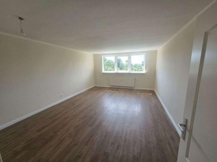 Frisch sanierte 2-Zimmer-Dachgeschosswohnung mit Einbauküche, Tageslichtbad und Carport - Foto 1