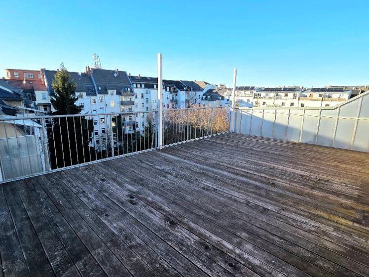 30 m² Dachterrasse gefällig! Außergewöhnliche 2,5 Raum DG-Whg. mit Lift, großer Küche sowie Bad m. Wanne, Dusche und Fenster. - Photo 1