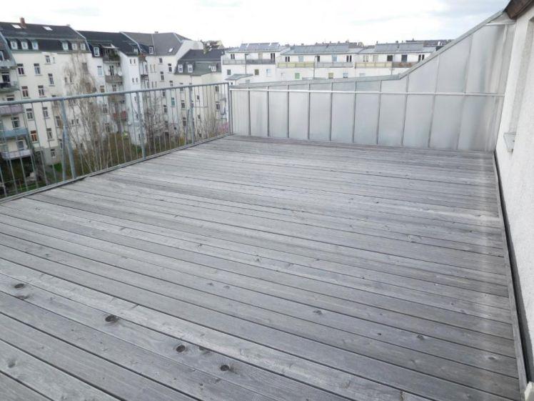 30 m² Dachterrasse gefällig! Außergewöhnliche 2,5 Raum DG-Whg. mit Lift, großer Küche sowie Bad m. Wanne, Dusche und Fenster. - Photo 1