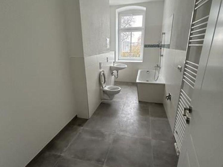 Zweitbezug nach San.! Kompakte 3-Zi mit EBK, Laminat, offener Küche und Wanne - Foto 1