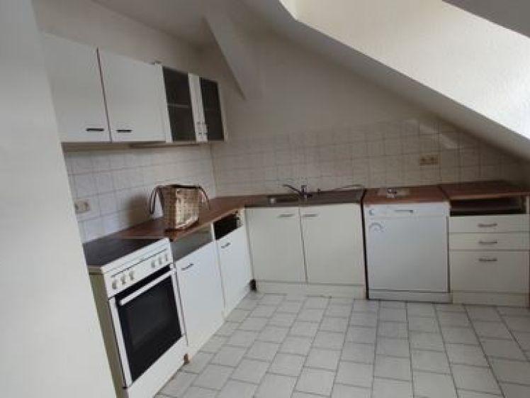 Großzügige DG 3-Zimmer mit Einbauküche, Wannenbad und Parkett in zentraler Lage! - Photo 1