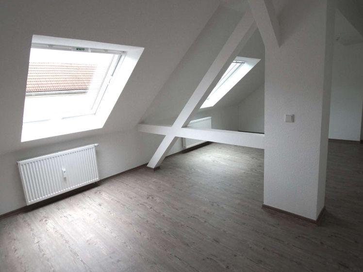 2,5-Zimmer-Maisonette-DG-Whg mit Balkon, EBK, Laminat, Badewanne - Photo 1