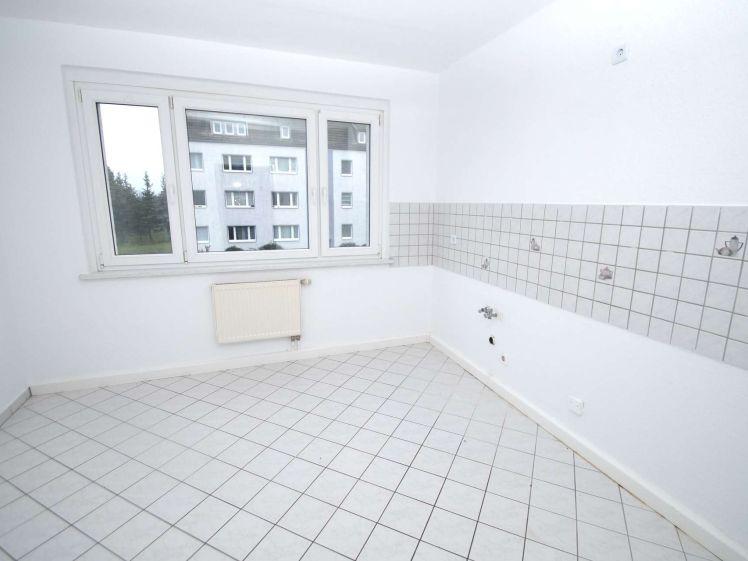 4-Zimmer-Wohnung mit großer Küche und Badewanne, renoviert, ab sofort - Photo 1