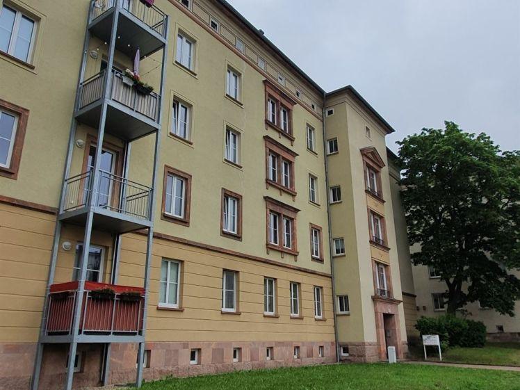 Großzügige 2-Zimmer mit Laminat, Balkon und Wannenbad in zentraler Lage! - Photo 1