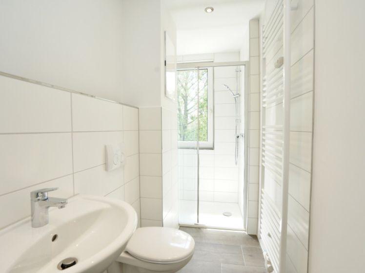Erstbezug / Dusche / großes Wohnzimmer - Foto 1