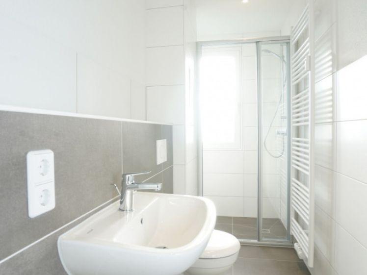 Erstbezug / Dusche / großes Wohnzimmer - Foto 1