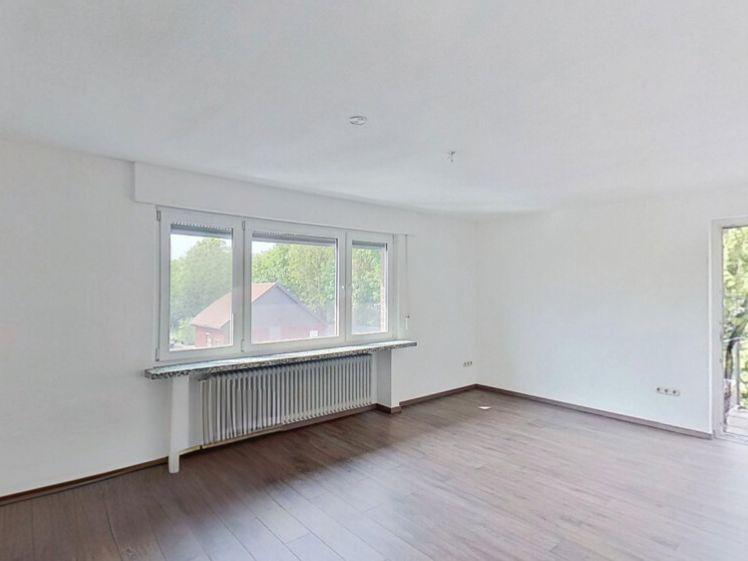 3-Zimmer-Wohnung im Obergeschoss mit Balkon und Einbauküche! - Foto 1