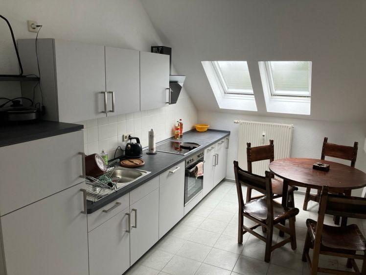 WOHNEN im Dachgeschoss - modetne EBK *** Bad mit Fenster + Wanne ! - Photo 1