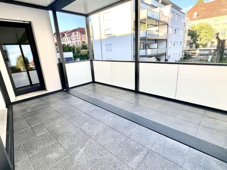 Moderne 3 Zimmer NB Wohnung mit EBK, großem Balkon und TG - Foto 1