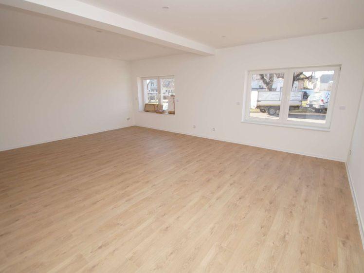 großzügige 3-Zimmer-Wohnung, große Küche, Wanne, Dusche, 35 m² großes Wohnzimmer, Hobbyraum - Foto 1