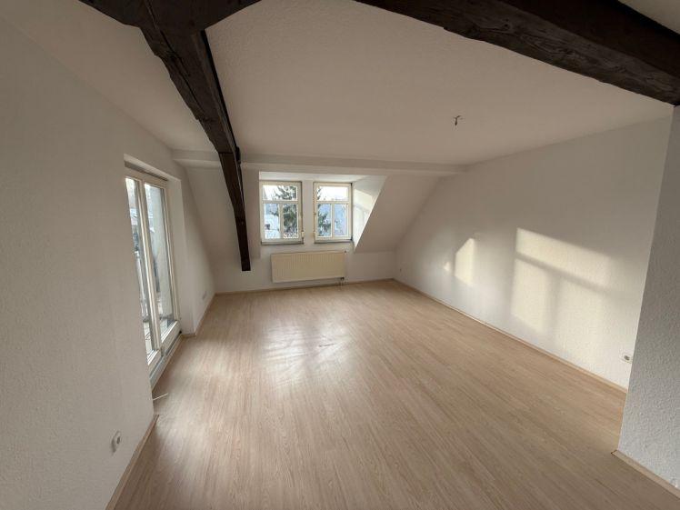 Große, helle 2-Raum DG-Wohnung mit Balkon mitten im Zentrum von Auerbach! - Foto 1
