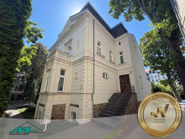 Wohnen in Bestlage – Exklusive Dachgeschosswohnung in einer repräsentativen Villa - Photo 1