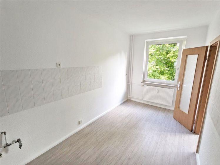 ***Hier Wohnen in ruhiger Lage - Dreiraumwohnung 2.OG. re. mit PKW Stellplatz*** - Photo 1