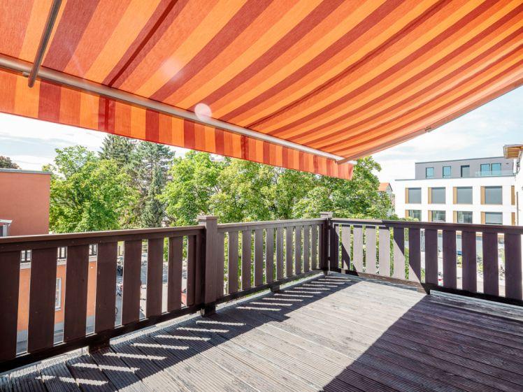 Moderne 3-ZKB mit Dachterrasse, EBK und Garage - zentral in Göggingen! - Foto 1