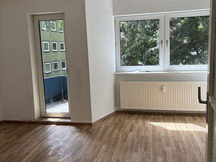Zentral. Hell. Bezugsfertig – 3 Zimmer mit Balkon - Foto 1