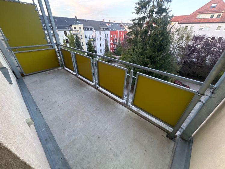 Wird noch komplett renoviert ! 3. OG + großer Balkon + Wanne/Dusche - Photo 1