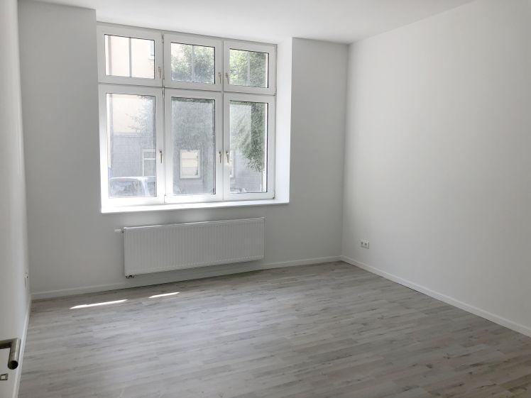 Neu! Große EG-Familienwohnung mit 5 Zimmern und 1 Balkonen - Jetzt anschauen! - Photo 1