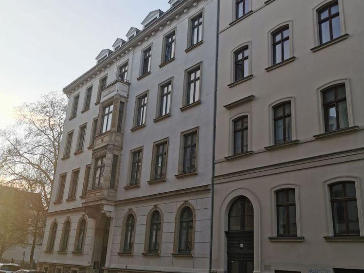 Altbaucharme, Balkon und Einbauküche! Tolle Single-Wohnung im Herzen von Leipzig! - Photo 1