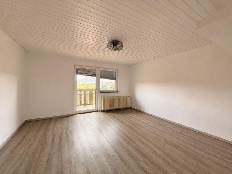 Helle 3-Zimmer-Dachgeschosswohnung mit Balkon und Einbauküche in Danndorf - Photo 1