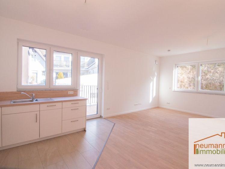 Im Herzen von Waldbreitbach! Wohnung mit integrierter Küche und tollem Ausblick! Seniorengerecht. - Foto 1