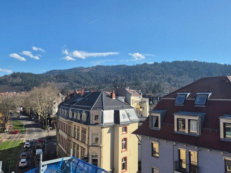 3-Zimmer-Maisonette mit Dachterrasse – urban, zentral, perfekt angebunden über den Dächern Freiburgs - Photo 1