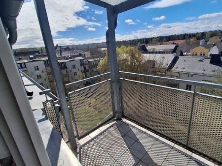 Gemütliche DG 3-Zimmer mit Laminat, Balkon und Wannenbad in ruhiger Lage! EBK mgl. - Photo 1