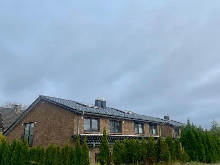 Doppelhaushälfte mit Fußbodenheizung, Einbauküche, 2 Bädern, Terrasse und Carport - Foto 1